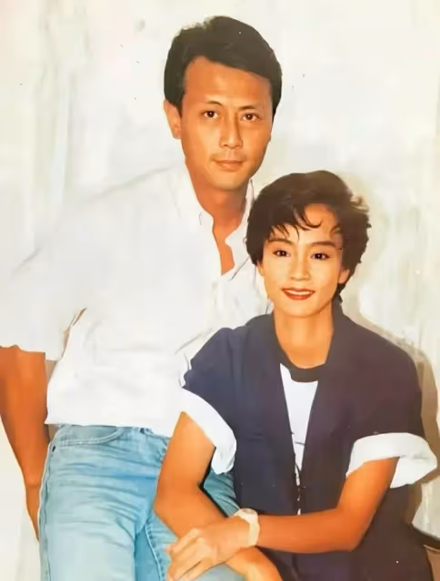 65歲劉雪華拍戲路透曝光!滿頭白發、滿臉皺紋,網友:好真實的臉