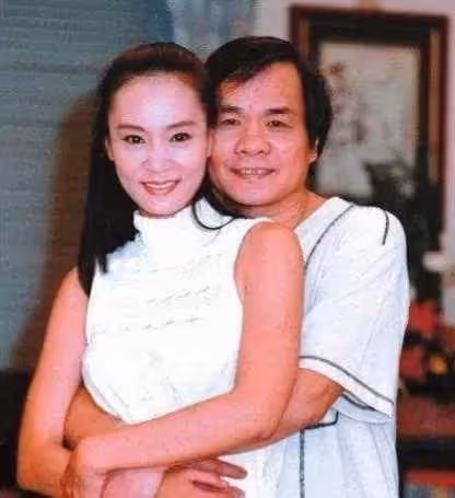 65歲劉雪華拍戲路透曝光!滿頭白發、滿臉皺紋,網友:好真實的臉