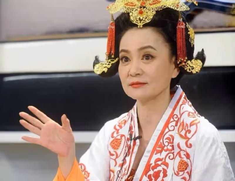 65歲劉雪華拍戲路透曝光!滿頭白發、滿臉皺紋,網友:好真實的臉