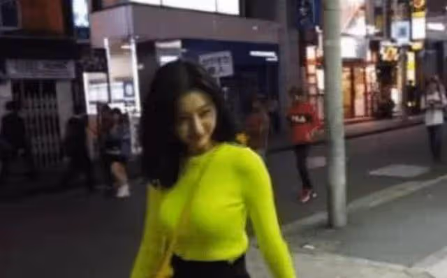 32歲景甜太會長肉了!旗袍勒出凹凸身形,一雙嫩白腿細到像竹竿