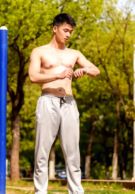 晨光下的誘惑:渾身汗濕的跑步男人散發出的迷人魅力