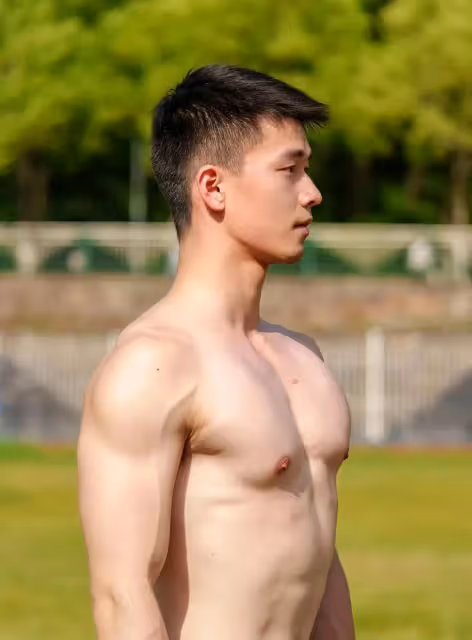 晨光下的誘惑:渾身汗濕的跑步男人散發出的迷人魅力