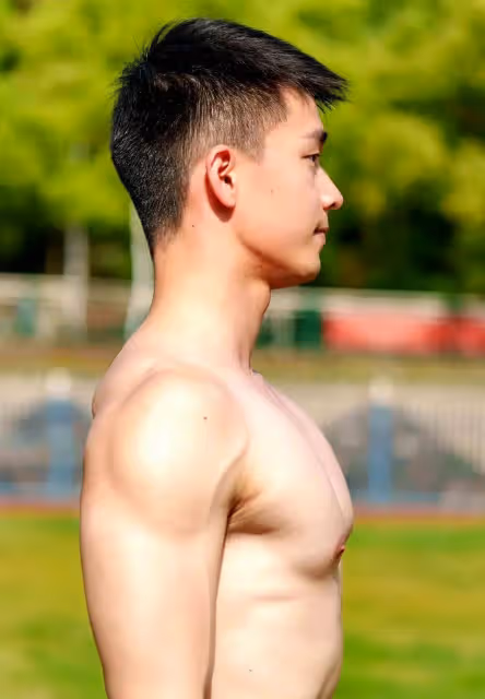 晨光下的誘惑:渾身汗濕的跑步男人散發出的迷人魅力