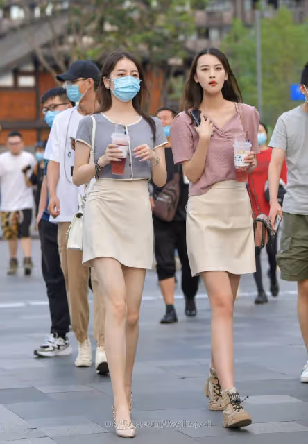 時尚指南:女生最流行的裙子和T恤組合,展現你的個性和魅力