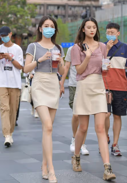 時尚指南:女生最流行的裙子和T恤組合,展現你的個性和魅力