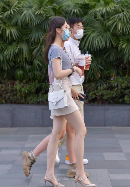 時尚指南:女生最流行的裙子和T恤組合,展現你的個性和魅力