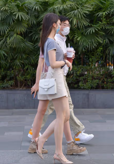 時尚指南:女生最流行的裙子和T恤組合,展現你的個性和魅力
