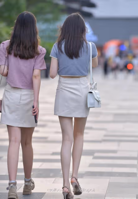 時尚指南:女生最流行的裙子和T恤組合,展現你的個性和魅力