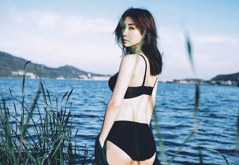 柳岩的身材不僅散發著獨特的魅力,還展現了女性的曲線美
