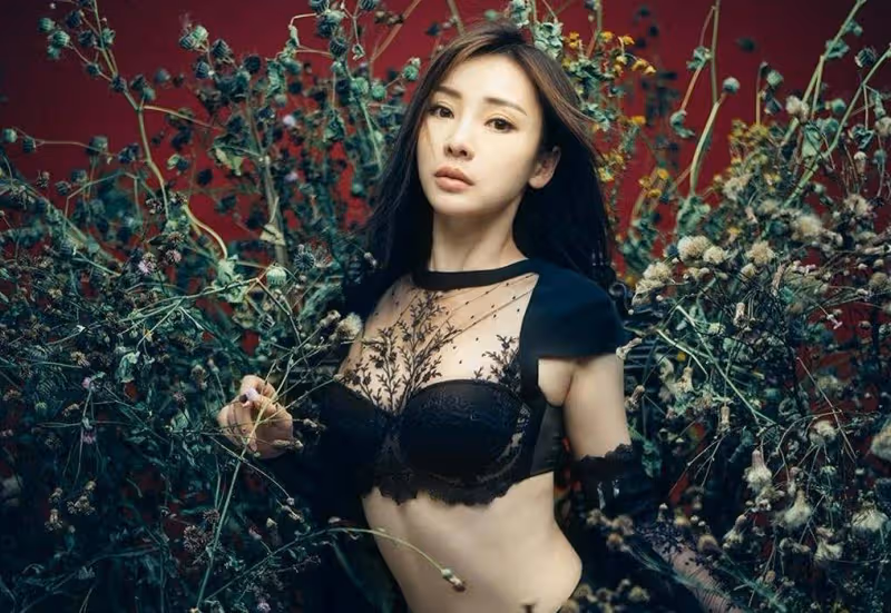 柳岩的身材不僅散發著獨特的魅力,還展現了女性的曲線美