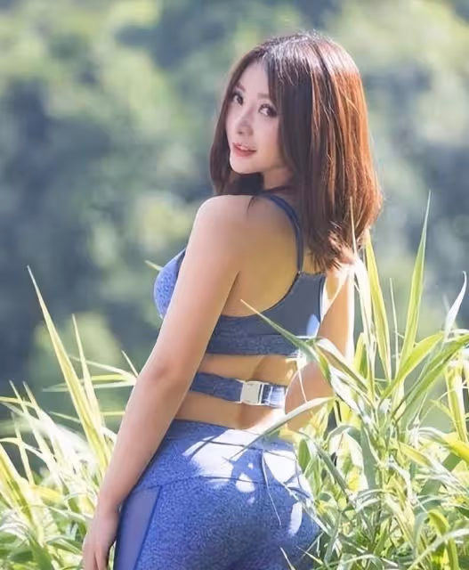 柳岩的身材不僅散發著獨特的魅力,還展現了女性的曲線美