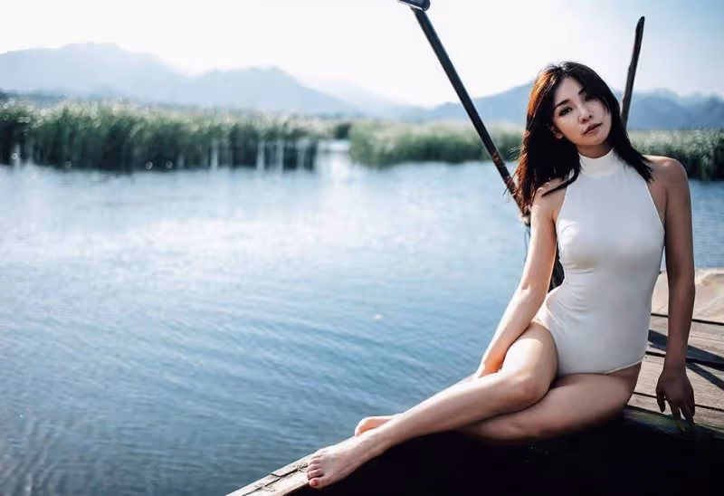 柳岩的身材不僅散發著獨特的魅力,還展現了女性的曲線美