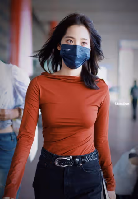 歐陽娜娜最新甜美酷炫時尚穿搭解析!紅色T恤有別樣的魅力