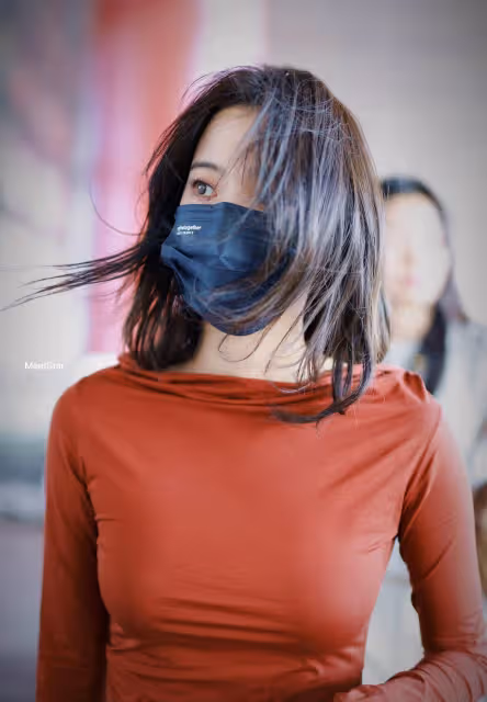 歐陽娜娜最新甜美酷炫時尚穿搭解析!紅色T恤有別樣的魅力
