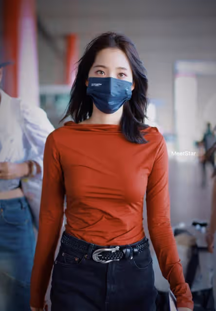 歐陽娜娜最新甜美酷炫時尚穿搭解析!紅色T恤有別樣的魅力