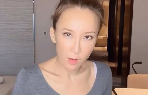 曝李玟姐姐和媽媽現身機場，疑將其骨灰安葬在武漢，二姐回應了