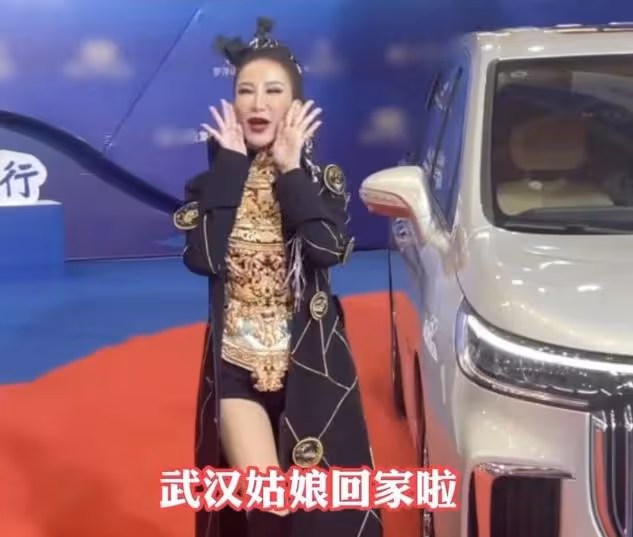 曝李玟姐姐和媽媽現身機場，疑將其骨灰安葬在武漢，二姐回應了