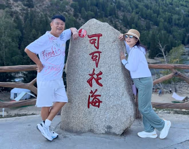 陳百祥新疆慶結婚44周年!花海依偎妻子好浪漫,譚詠麟見證幸福