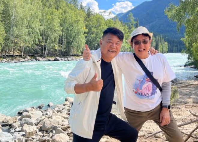 陳百祥新疆慶結婚44周年!花海依偎妻子好浪漫,譚詠麟見證幸福