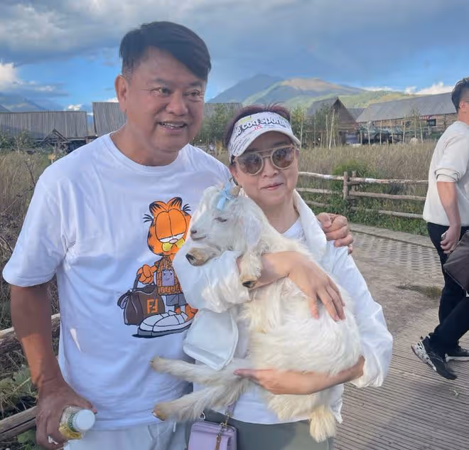 陳百祥新疆慶結婚44周年!花海依偎妻子好浪漫,譚詠麟見證幸福
