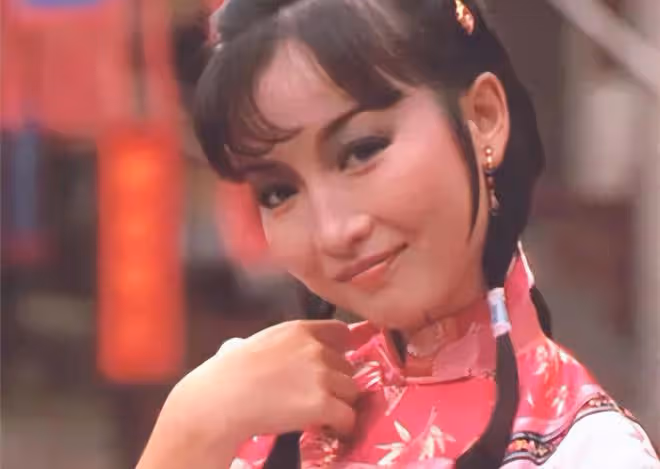陳百祥新疆慶結婚44周年!花海依偎妻子好浪漫,譚詠麟見證幸福