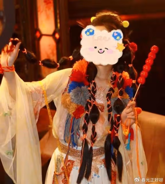 比美顏濾鏡更可怕,楊超越七時吉祥時裝遭魔改,引粉絲抗議