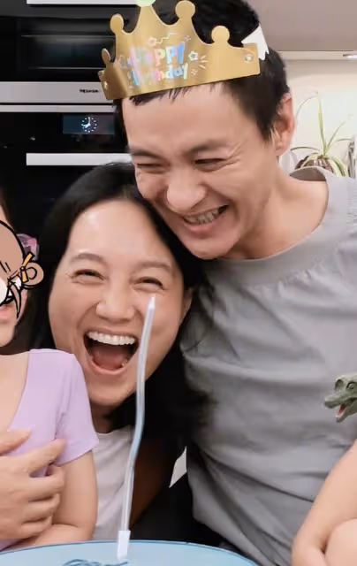朱丹曬全家福為41歲周一圍慶生，素顏出鏡被摟在懷裡，笑出魚尾紋