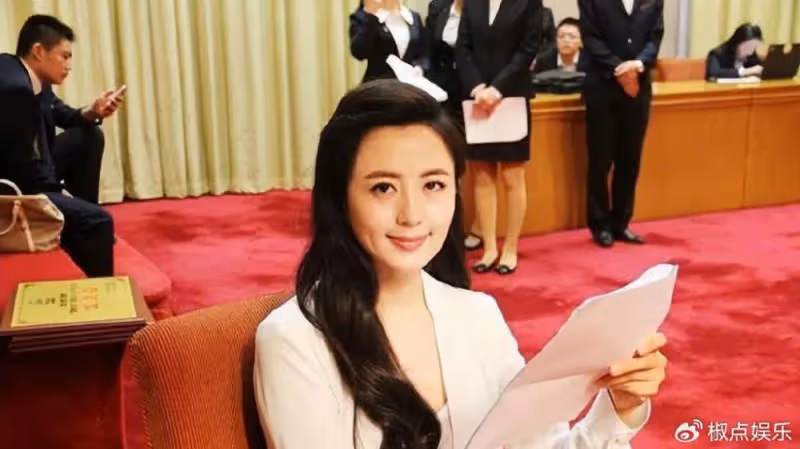 她，長得美演技好，嫁圈外老公生帥氣兒子，一家三口過得平凡也幸福