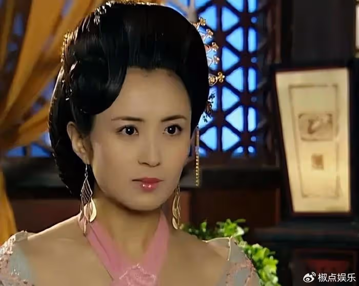 她,長得美演技好,嫁圈外老公生帥氣兒子,一家三口過得平凡也幸福