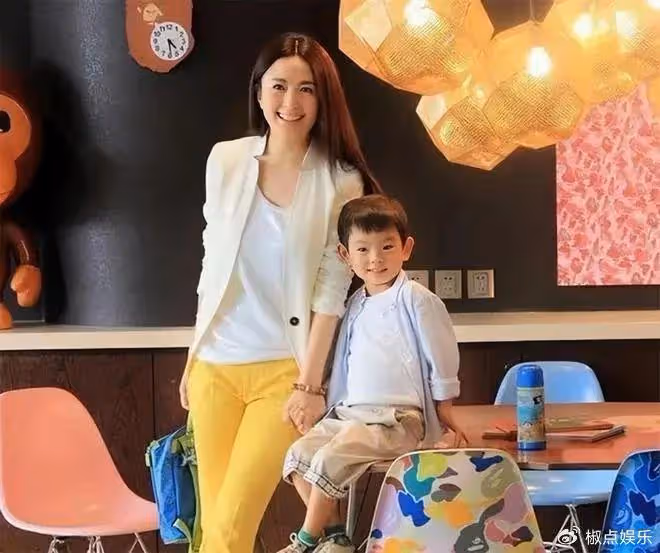 她,長得美演技好,嫁圈外老公生帥氣兒子,一家三口過得平凡也幸福