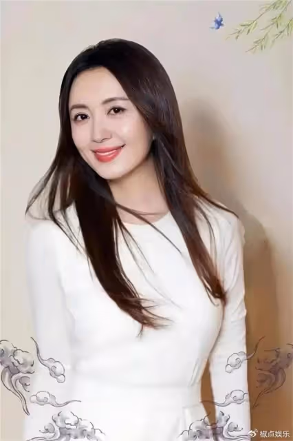 她,長得美演技好,嫁圈外老公生帥氣兒子,一家三口過得平凡也幸福