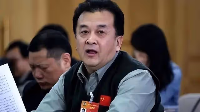 上午被免職，下午被帶走，登24年春晚後來消失的黃宏，如今怎樣？