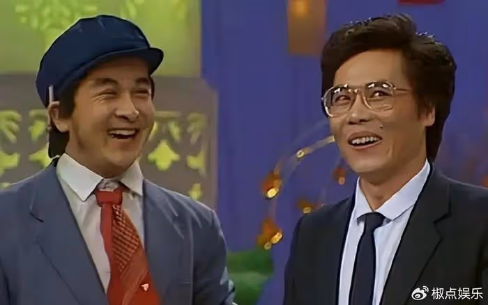 上午被免職,下午被帶走,登24年春晚後來消失的黃宏,如今怎樣?