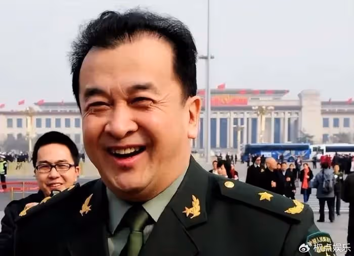 上午被免職，下午被帶走，登24年春晚後來消失的黃宏，如今怎樣？