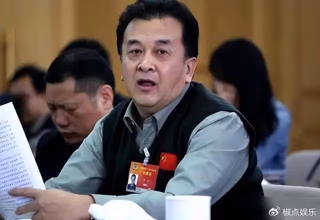 上午被免職，下午被帶走，登24年春晚後來消失的黃宏，如今怎樣？