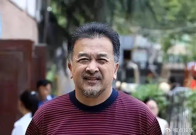 上午被免職，下午被帶走，登24年春晚後來消失的黃宏，如今怎樣？