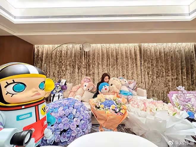 劉亦菲曬36歲生日現場照,被鮮花玩偶簇擁,嘟嘴賣萌開心似少女