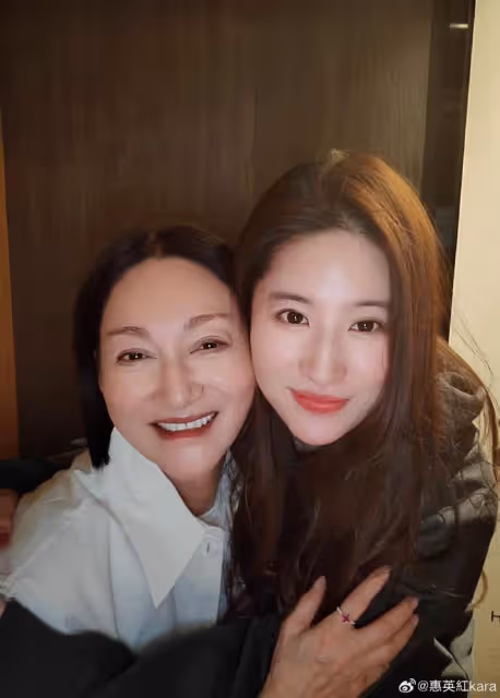 劉亦菲曬36歲生日現場照,被鮮花玩偶簇擁,嘟嘴賣萌開心似少女