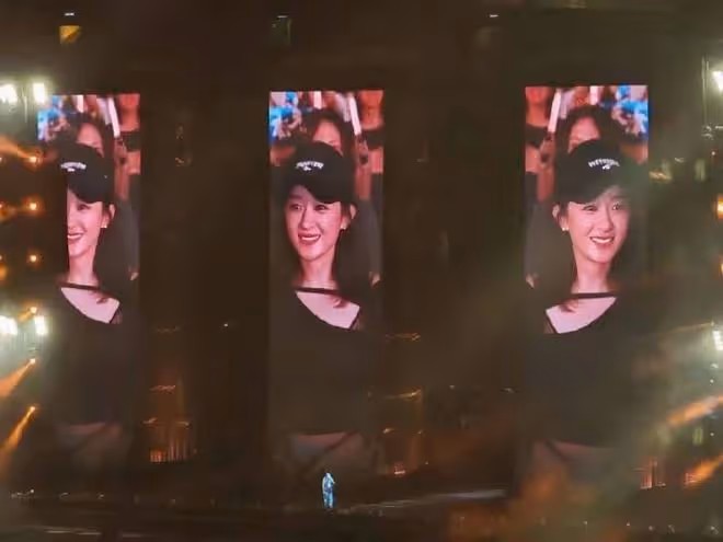 張傑演唱會現場表白謝娜,娜姐滿臉嬌羞,趙麗穎一旁起鬨狂吃狗糧