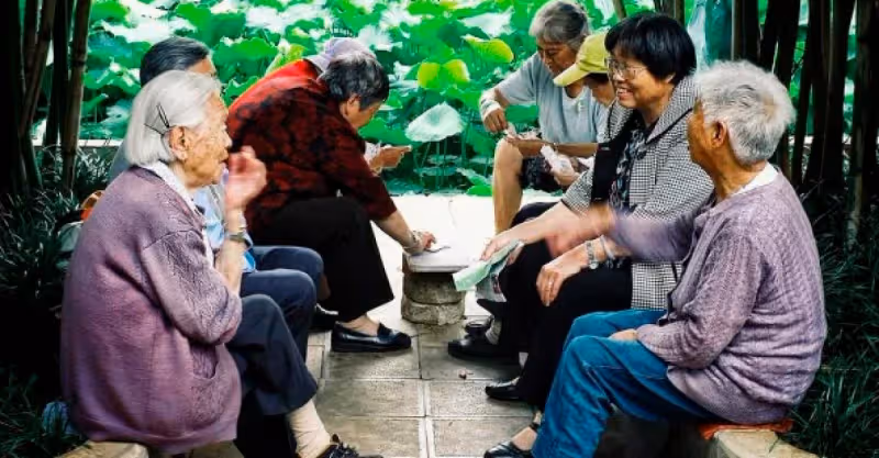 90歲外婆住我家16年沒掏一分錢，她仙逝後，我在床頭櫃發現一封信