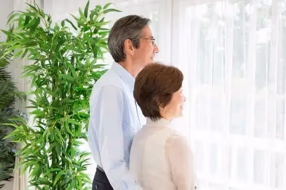 老爸陪兒子相親,兒子沒成,老爸卻被女方有錢小姨看上,兒子「社死」