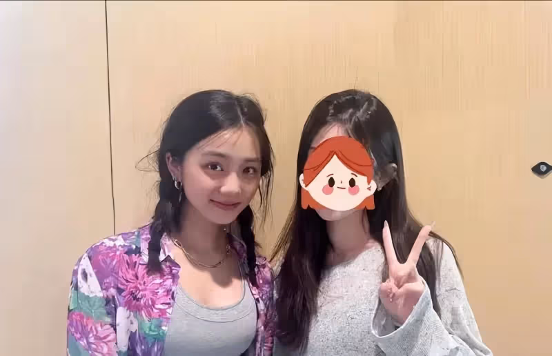 黃磊女兒穿緊身背心打扮太時尚,老氣橫秋像辣妹,但時尚感真的強