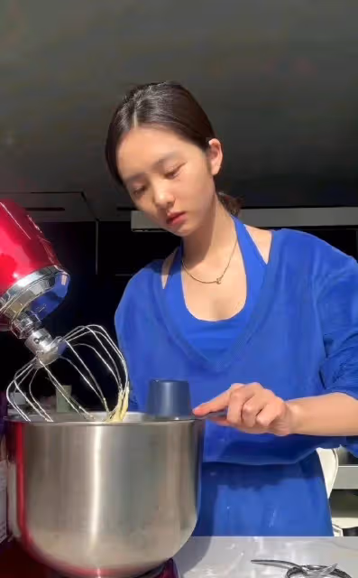 黃磊女兒穿緊身背心打扮太時尚,老氣橫秋像辣妹,但時尚感真的強