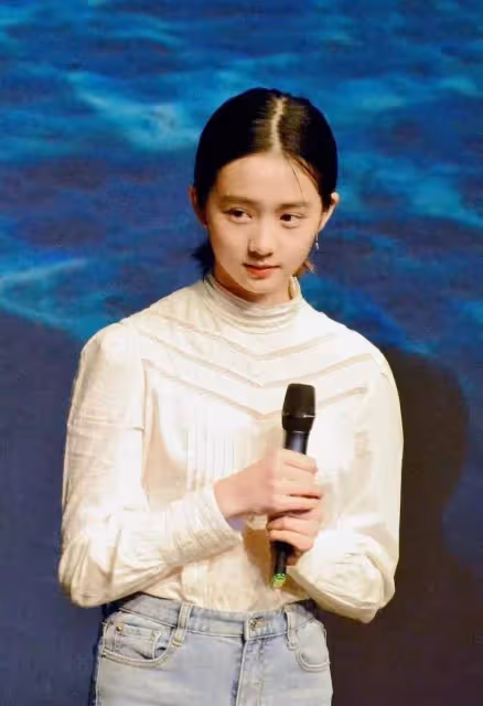 黃磊女兒穿緊身背心打扮太時尚,老氣橫秋像辣妹,但時尚感真的強