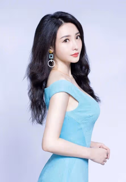 柳岩身穿露肩緊身連衣裙,展現玲瓏的曲線身材,吸睛