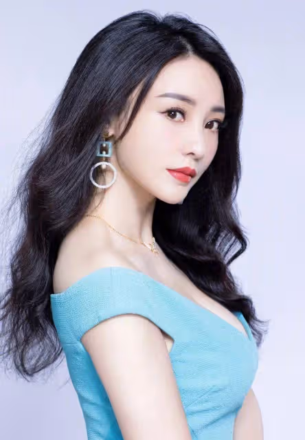 柳岩身穿露肩緊身連衣裙,展現玲瓏的曲線身材,吸睛
