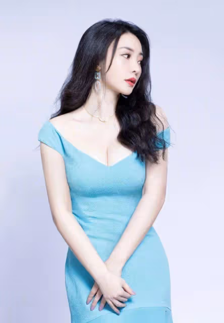 柳岩身穿露肩緊身連衣裙,展現玲瓏的曲線身材,吸睛