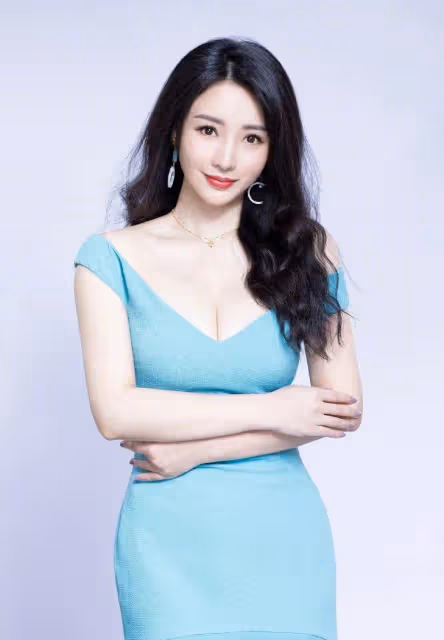 柳岩身穿露肩緊身連衣裙,展現玲瓏的曲線身材,吸睛
