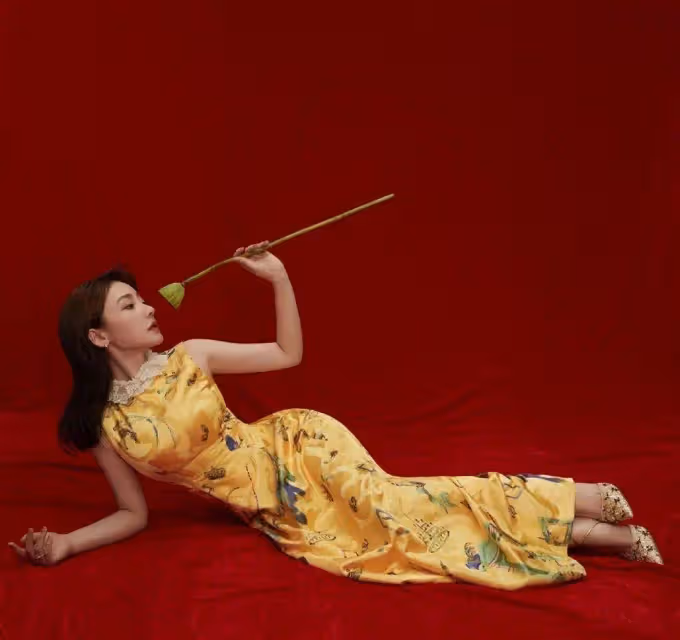 柳岩身穿露肩緊身連衣裙,展現玲瓏的曲線身材,吸睛