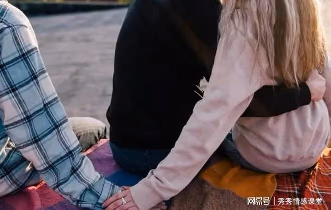 借朋友車接妻子,妻子上車後的第一句話讓丈夫決定離婚:不用裝了